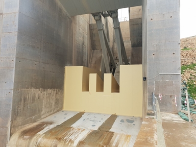 Construction métallique du barrage de Mossoul, structure dentée